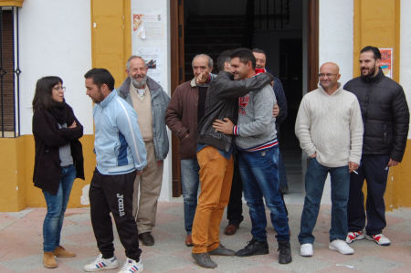 El alcalde de Puerto Serrano, abrazado tras el encierro.