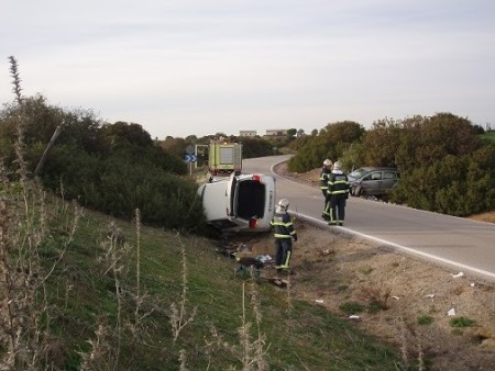 Los bomberos, ante los vehículos accidentados.