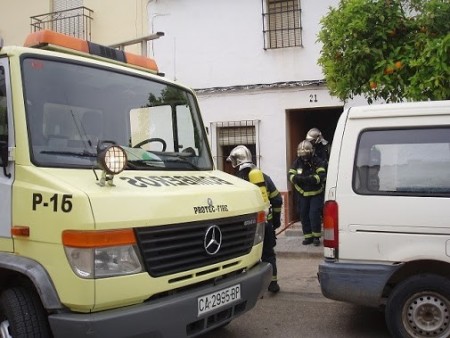 Bomberos en el lugar del incendio.