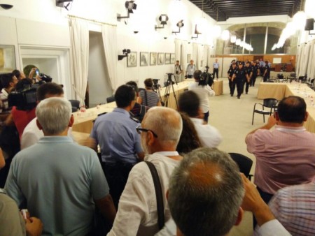 La Policía entra en el Parlamento para desalojar a los alcaldes y parlamentarios de IU (Foto: LaRepublica.es).