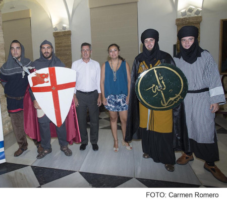 Participantes en la presentación de la fiesta de moros y cristianos de Benamahoma celebrada en la Diputación de Cádiz.