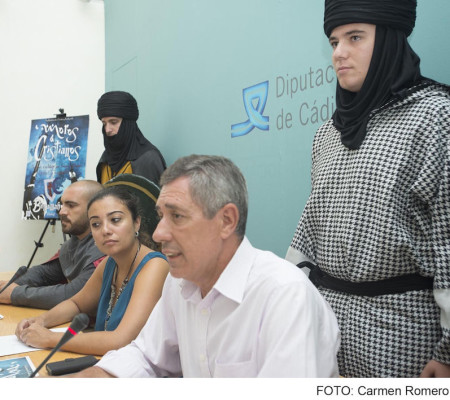 Participantes en la presentación de la fiesta de moros y cristianos de Benamahoma celebrada en la Diputación de Cádiz.