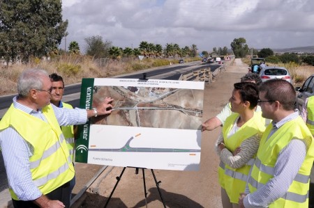 La delegada de Fomento, con técnicos y operarios en la obra de la carretera.