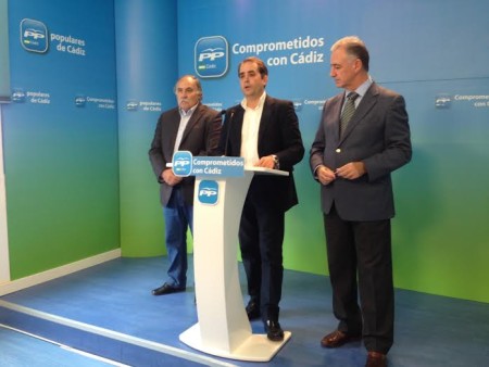 Los representantes del PP Becerra, Saldaña y Navarro.