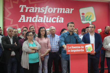 El coordinador de Izquierda Unida de Andalucía, Antonio Maíllo, con alcaldes de IU, en la rueda de prensa del 27 de octubre de 2015.