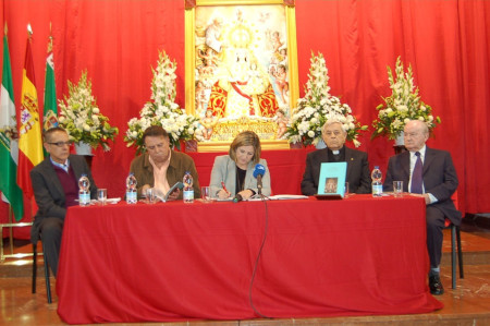 Mesa presidencial en la presentación del libro.