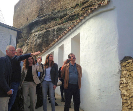 Representantes políticos y técnicos, en la visita a la muralla de Setenil.