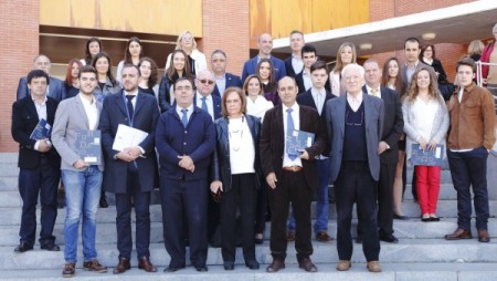 El rector, la presidenta del Consejo Social de la UPO, y los alcaldes y concejales de los municipios que integran el patronato de la Fundación, junto a los premiados (Foto: UPO).