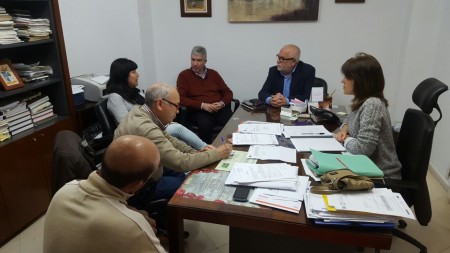 Antonio Alba y Dolores Caballero, con miembros de la Plataforma Carretera a Lora Ya.