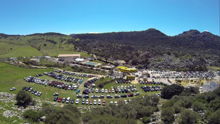 Aparcamientos de coches en las inmediaciones de la Feria del Queso Artesanal.