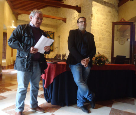 Jorge Garrido, durante su intervención, junto al alcalde.