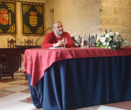 El periodista Juan León Moriche, duraante la presentación del documental.