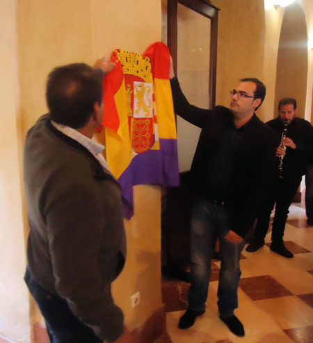 El alcalde de Bornos, Hugo PAlomares, se dispone a descubriar la placa en recuerdo de los fusilados.