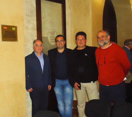 El historiador Fernando Sígler; el alcalde, Hugo Palomares; y los representantes del Foro por la Memoria del Campo de gibraltar, Arturo Ruiz Quintero y Juan León Moriche.