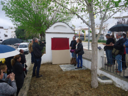 El alcalde de Bornos, Hugo PAlomares, se dispone a descubriar la placa en recuerdo de los fusilados en la avenida de San Jerónimo.