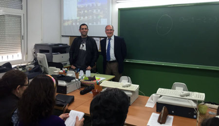 El doctor Rodríguez Carrión, al inicio de la charla-coloquio.