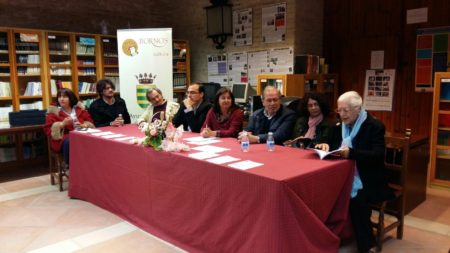 Lectura de poemas de autores locales, en el acto de inauguración de la Feria del Libro de Bornos.