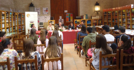 Autores locales leen sus poemas a alumnos del IES El Convento.