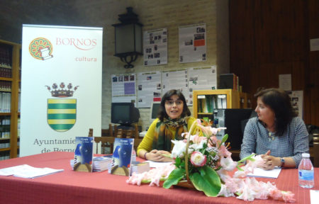 La autora de 'Olympia', Natalia Viaga, junto con la concejala de Cultura de Bornos, María José Lugo, en la presntación del libro.