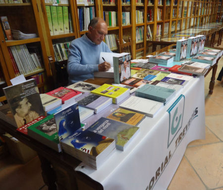 Rodríguez Carrión firma su libro, del que donó un ejemplar al IES El Convento y otro a la biblioteca municipal.