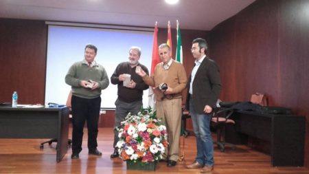 El concejal Antonio Acuña entrega un pisapapeles con el escudo de Algodonales a los conferenciantes (Foto Antonio Lara).