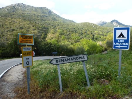 Advertencia sobre tratamiento con herbicidas a las afueras de Benamahoma.