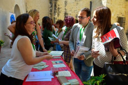 El alcalde, Hugo Palomares, y la diputada provincial Ana Carrera, en uno de los expositores.