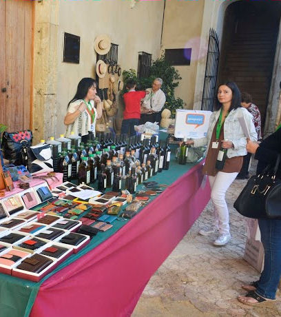 Expositor de una de las asociaciones participantes.