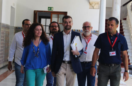 El alcalde de Bornos, Hugo Palomares (izq.), con otros representantes de IU, en el Parlamento andaluz.