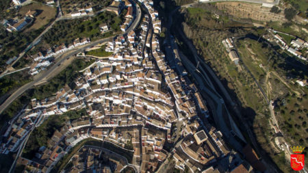 Vista aérea de Setenil de las Bodegas (Foto: https://www.setenildelasbodegas.es).