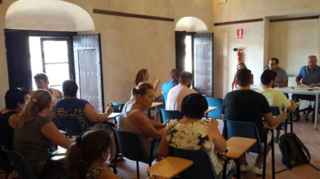 Asistentes a la reunión celebrada en Bornos, presidida por el alcalde, Hugo Palomares.