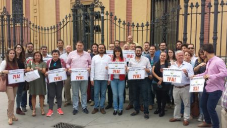 Concentración de los alcaldes de Alcalá del Valle, Bornos y Espera y otros miembros de IU, en Sevilla.