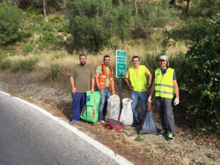 Miembros del colectivo, durante la labor de limpieza de cunetas.