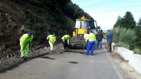 Operarios, durante los trabajos de retirada de rocas.