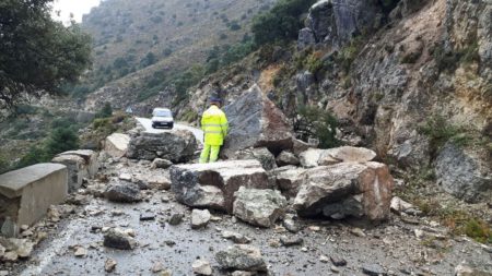 Rocas caídas en la carretera de Grazalema a Zahara de la Sierra.