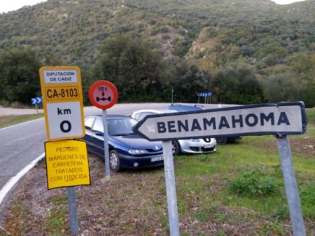 Advertencia en el acceso a Benamahoma.