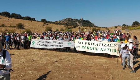 Pancartas de los participantes en la marcha.