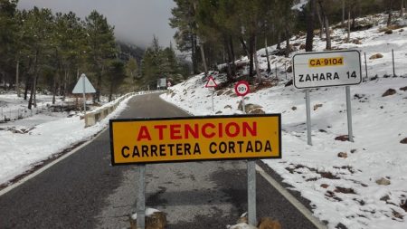 Carretera cortada entre Grazalema y Zahara por el puerto de Las Palomas.