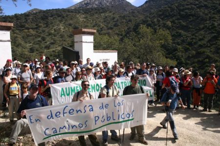 Marcha por la apertura del camino Benamahoma-Zahara celebrada el 12 de marzo de 2006.