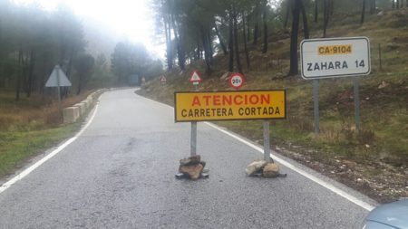 Carretera de Grazalema a Zahara, cortada.