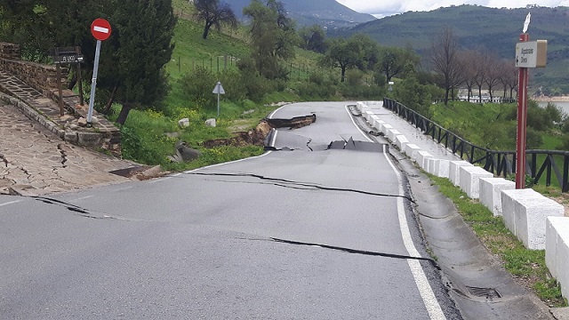 Cortadas al tráfico cinco carreteras de la Sierra por roturas e inundaciones