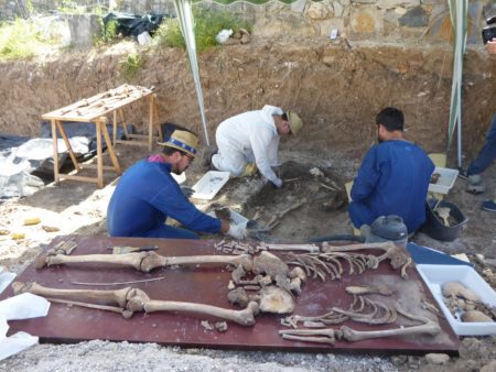 Jesús Román, Juan Manuel Guijo y Antonio Domínguez, en una de las fosas de Benamahoma.