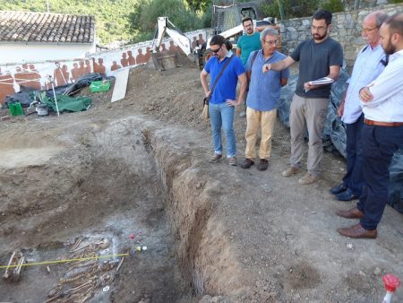 El arqueólogo Jesús Román Román explica el proceso de intervención en una fosa de Benamahoma.