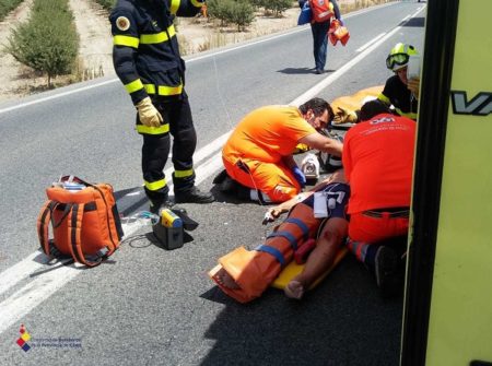 Los servicios sanitarios atienden a una de las personas heridas.