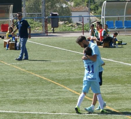 El técnico Manu dirige uno de los partidos de su selección.