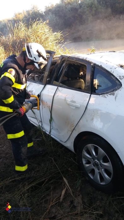 Un bombero, en la operación de excarcelación del cadáver.