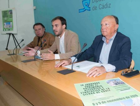 El director de la UNED de Cádiz, Manuel Barea, el diputado provincial Daniel Moreno y el alcalde de Olvera, Francisco Párraga.