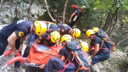 Traslado del cadáver por los bomberos.