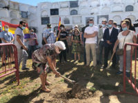 Ceremonia simbólica del inicio de la exhumación.