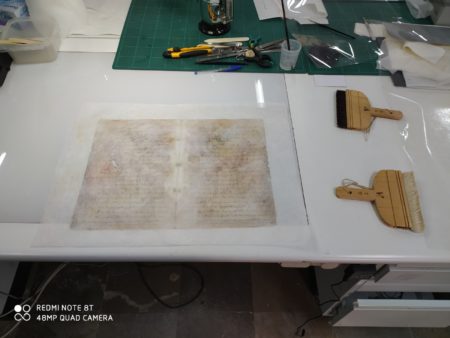 Protocolos notariales centenarios de Arcos de la Frontera, en el proceso de restauración por el Archivo Histórico Provincial de Cádiz.